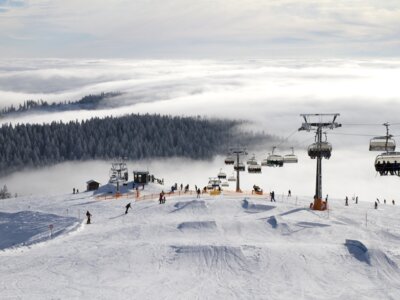 Sessellifte im Skigebiet 