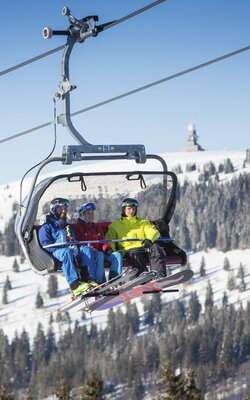 Skifahrer im Sessellift 