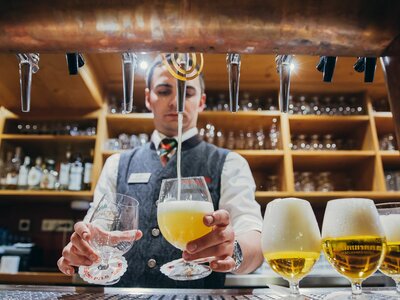 Bierzapfen an der Theke