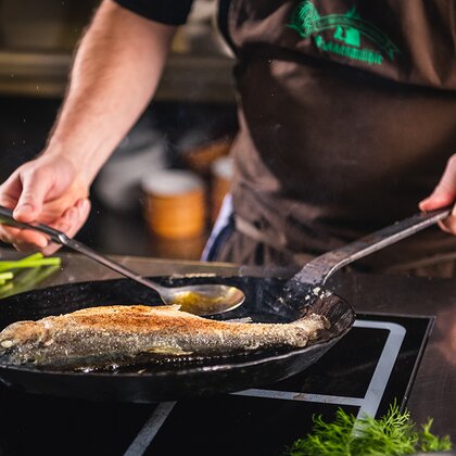 Forelle wird in der Pfanne gebraten