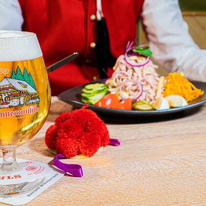 Traditionelles Mittagessen mit Bier