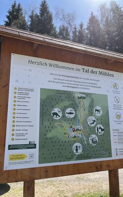 Willkommensschild im Tal der Mühlen
