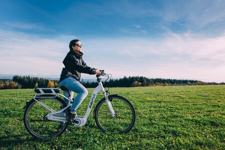 Frau am E-Bike