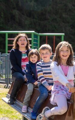 Familie am Spielplatz