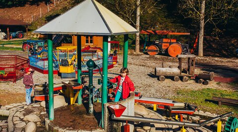 Kinder toben am Wasserspielplatz
