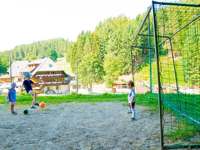 Kinder spielen auf Fußballplatz