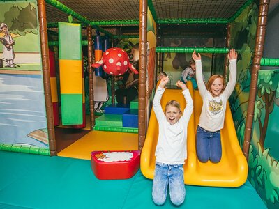 Kinder rutschen auf der Indoorrutsche