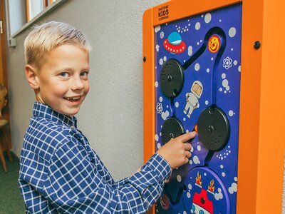 Junge spielt ein Wandspiel
