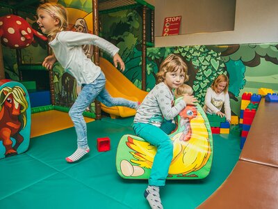 Kinder spielen im Spielezimmer
