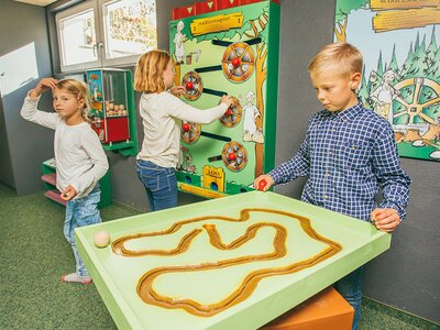 Kinder spielen Geschicklichkeitsspiele