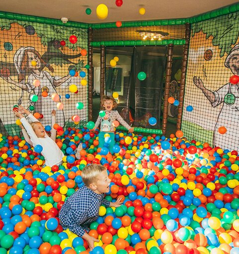 Kinder spielen im Bällebad