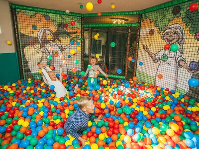 Kinder spielen im Bällebad